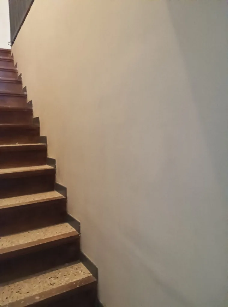 Cage d'escalier repeinte avec rendu uniforme