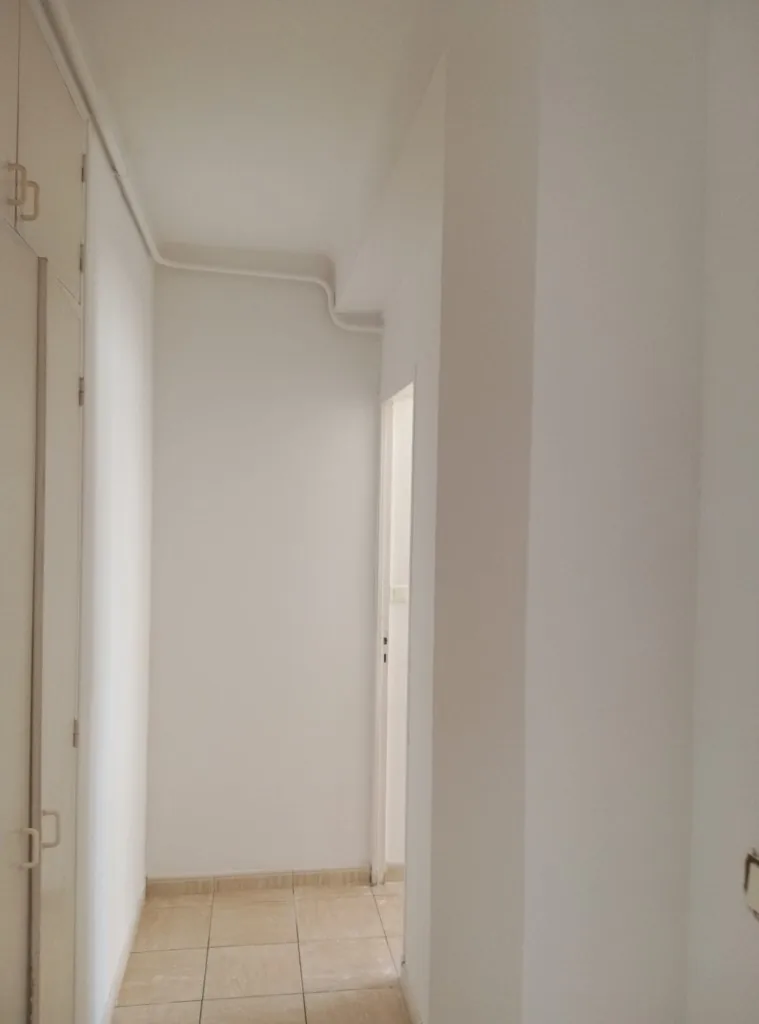 Couloir interieur repeint en blanc avec finitions nettes
