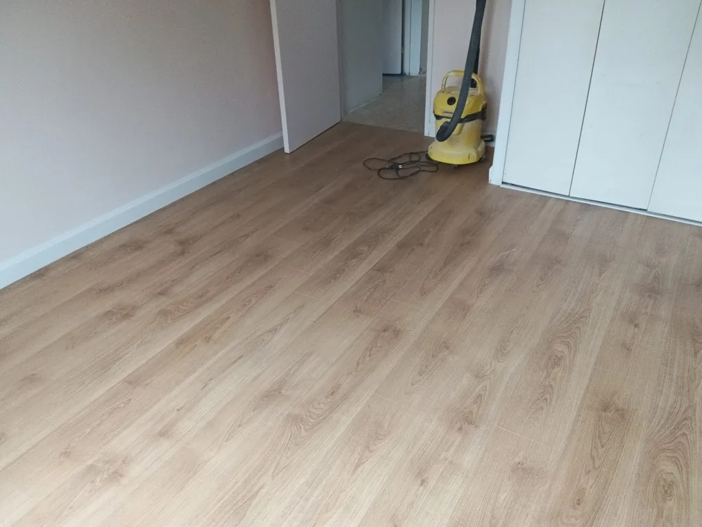 Pose de parquet stratifie dans une chambre