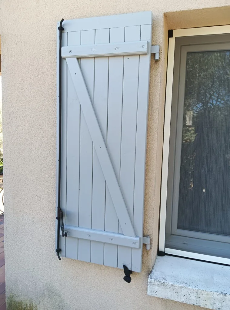 Volet exterieur repeint en gris clair - renovation facade et boiserie